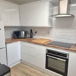 Spacious Town House - Coventry City Centre, Free Parking, Sleeps 6, High-Speed Wifi, En-Suite, Great Location, A45, A46, Jlr, Nec, Airport, Warwick & Stratford Upon Avon - Fernwood Stays - Your Home Away From Home!