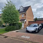 Spacious Town House - Coventry City Centre, Free Parking, Sleeps 6, High-Speed Wifi, En-Suite, Great Location, A45, A46, Jlr, Nec, Airport, Warwick & Stratford Upon Avon - Fernwood Stays - Your Home Away From Home!