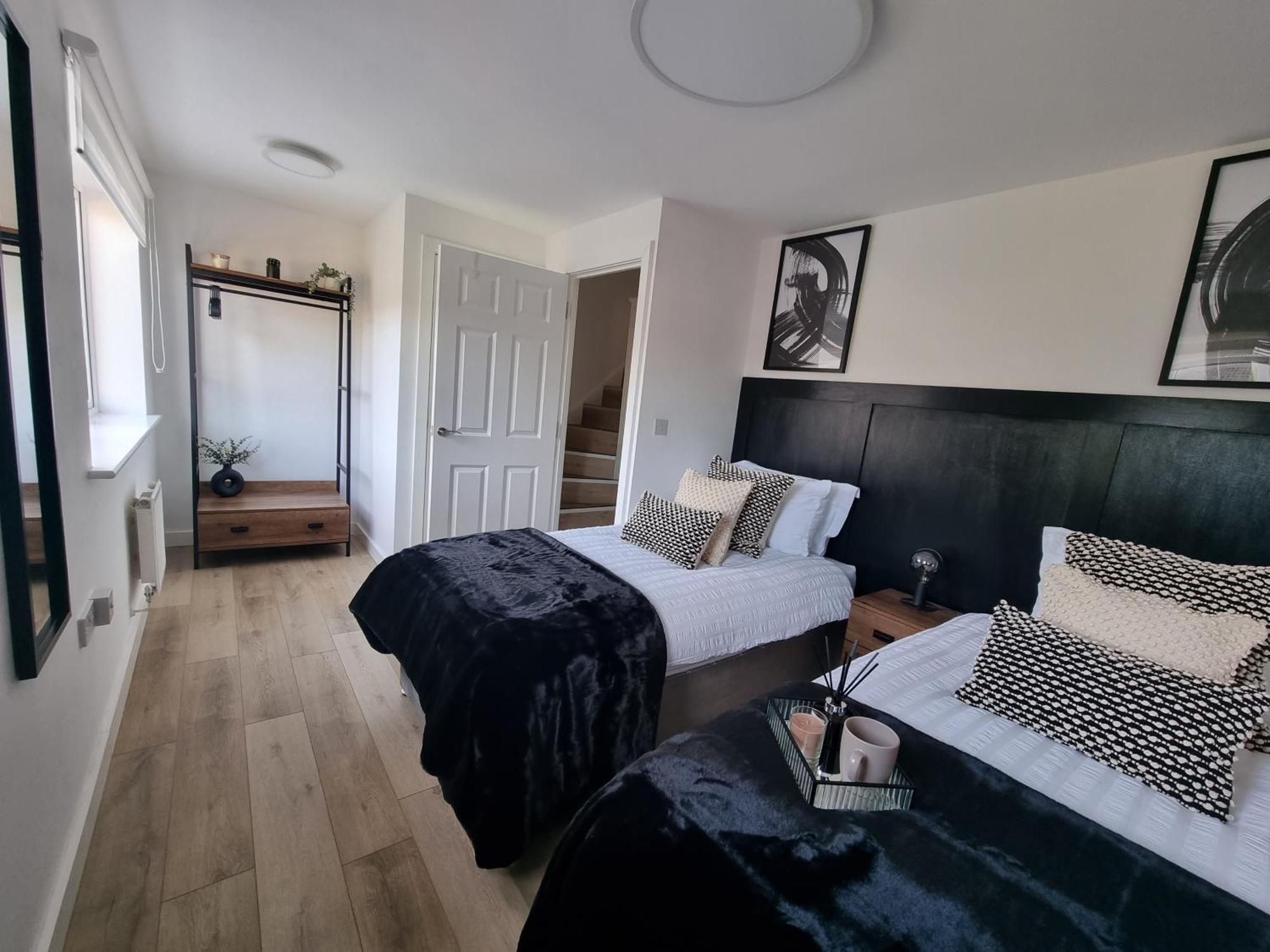 Spacious Town House - Centre, Free Parking, Sleeps 6, High-speed Wifi, En-suite, Great Location, A45, A46, Jlr, Nec, Airport, Warwick & Stratford Upon Avon - Fernwood - Your Away From Home! Сasa de vacaciones Coventry