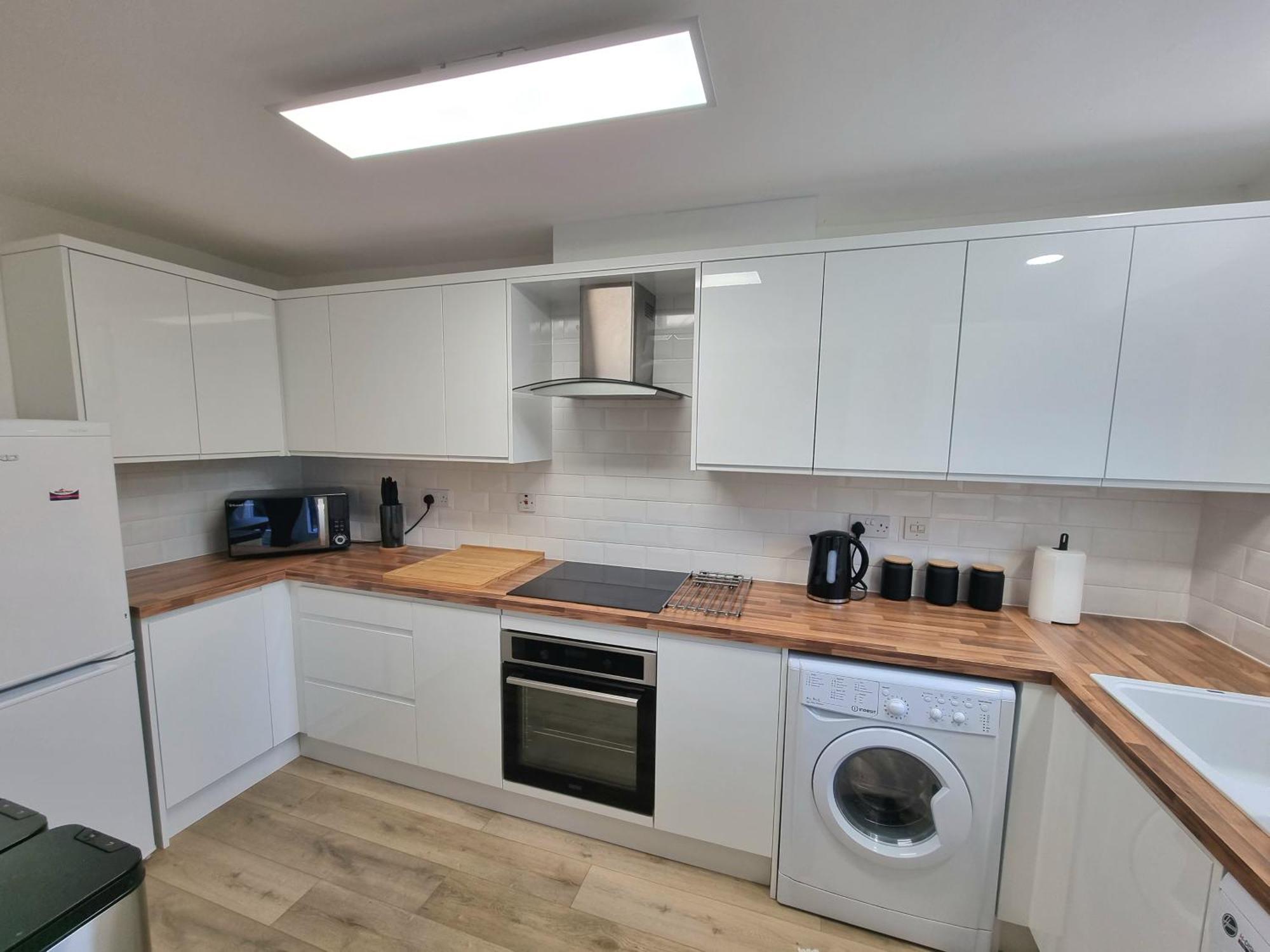 Spacious Town House - Centre, Free Parking, Sleeps 6, High-speed Wifi, En-suite, Great Location, A45, A46, Jlr, Nec, Airport, Warwick & Stratford Upon Avon - Fernwood - Your Away From Home!