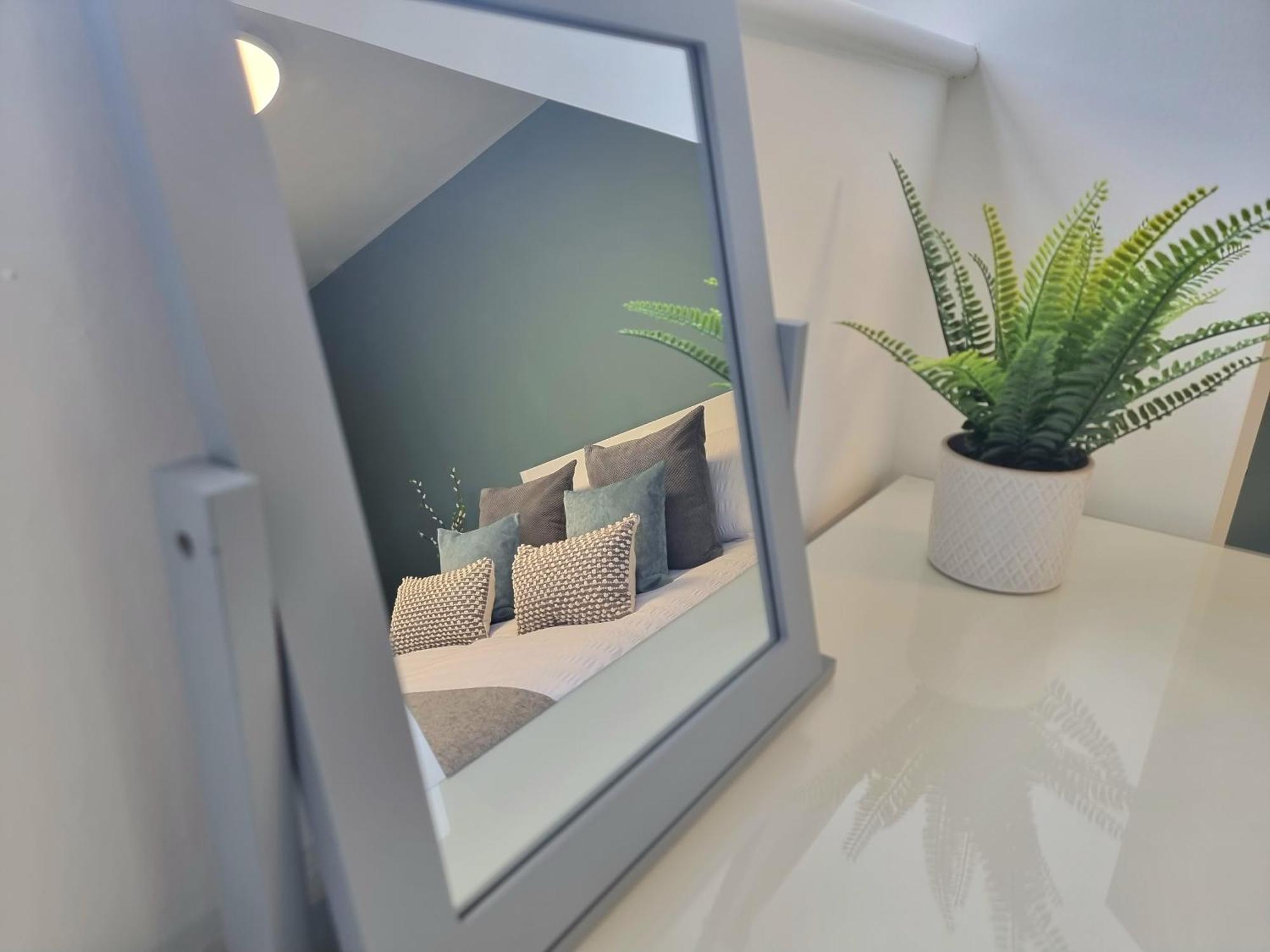 Сasa de vacaciones Spacious Town House - Centre, Free Parking, Sleeps 6, High-speed Wifi, En-suite, Great Location, A45, A46, Jlr, Nec, Airport, Warwick & Stratford Upon Avon - Fernwood - Your Away From Home! Coventry