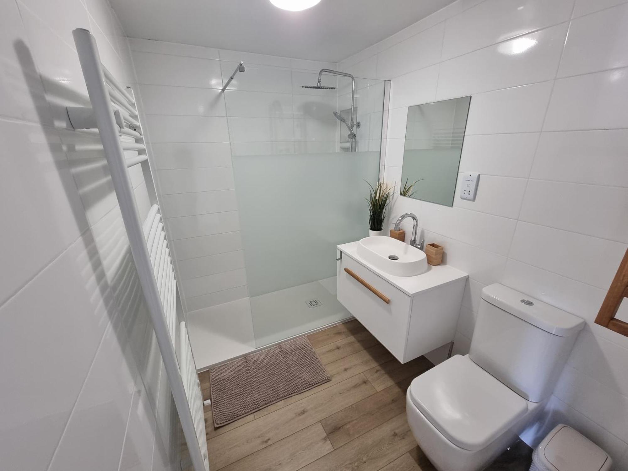 Spacious Town House - Centre, Free Parking, Sleeps 6, High-speed Wifi, En-suite, Great Location, A45, A46, Jlr, Nec, Airport, Warwick & Stratford Upon Avon - Fernwood - Your Away From Home! Сasa de vacaciones
