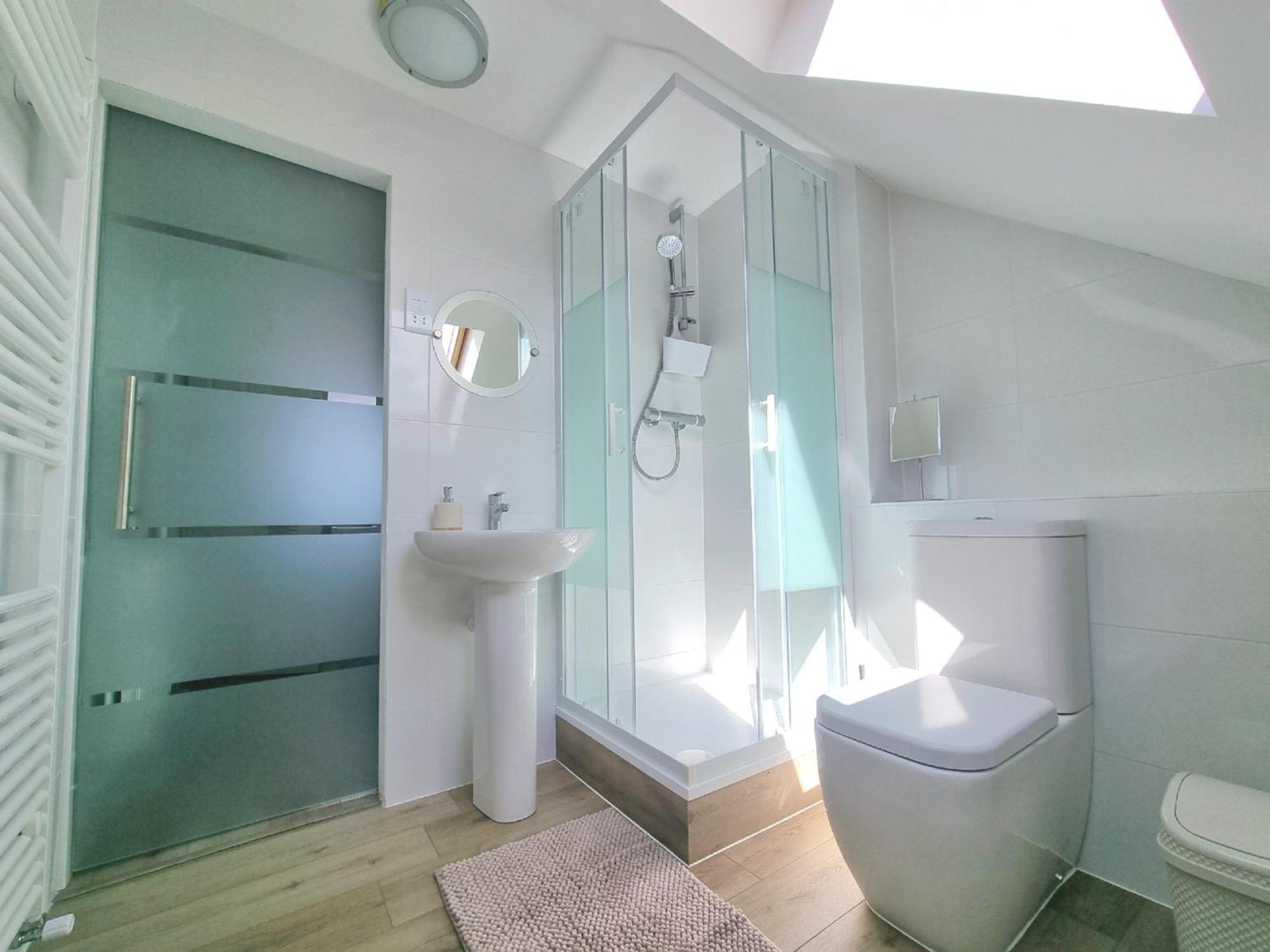 Сasa de vacaciones Spacious Town House - Centre, Free Parking, Sleeps 6, High-speed Wifi, En-suite, Great Location, A45, A46, Jlr, Nec, Airport, Warwick & Stratford Upon Avon - Fernwood - Your Away From Home!