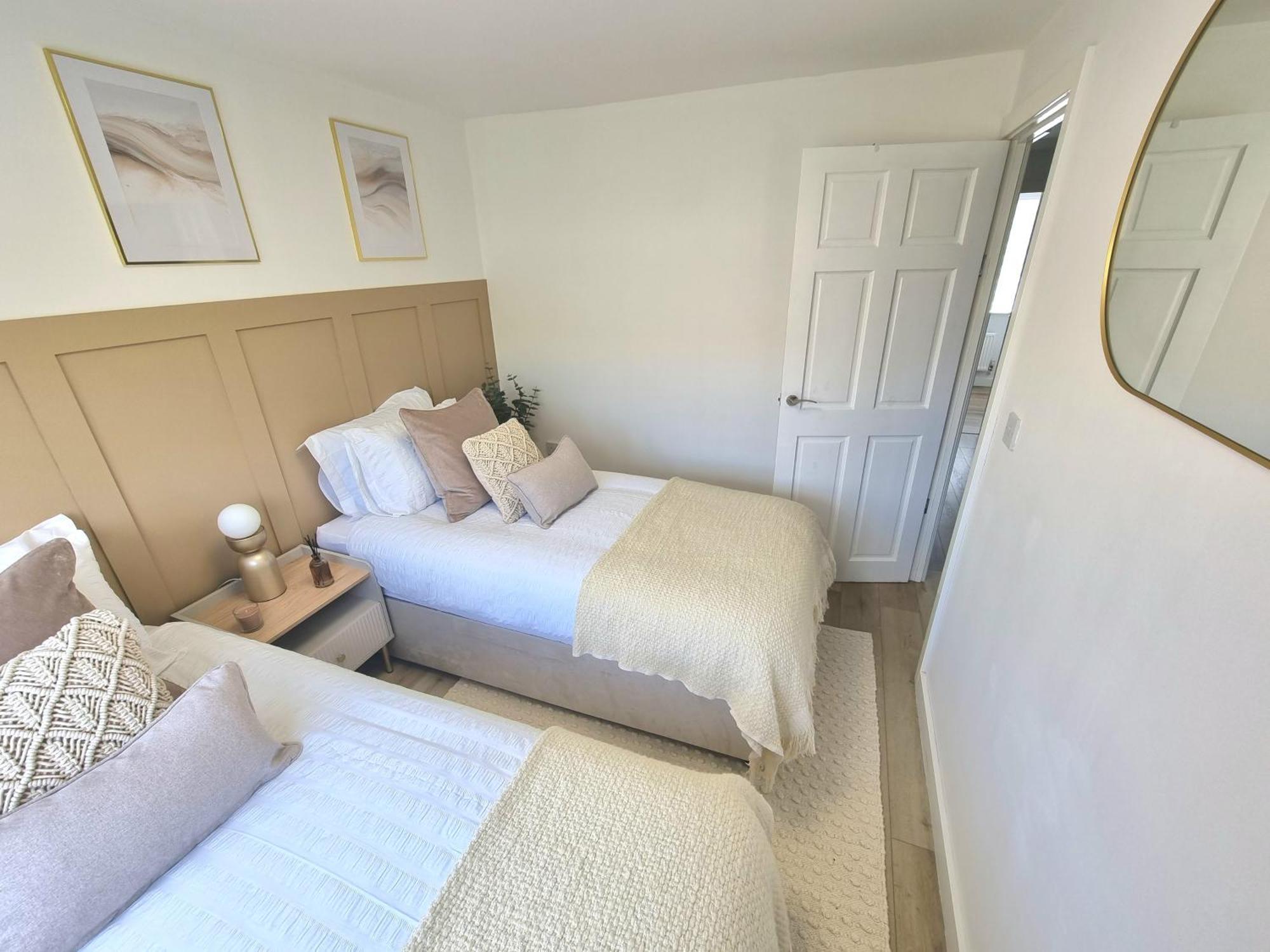 Spacious Town House - Centre, Free Parking, Sleeps 6, High-speed Wifi, En-suite, Great Location, A45, A46, Jlr, Nec, Airport, Warwick & Stratford Upon Avon - Fernwood - Your Away From Home! * Coventry