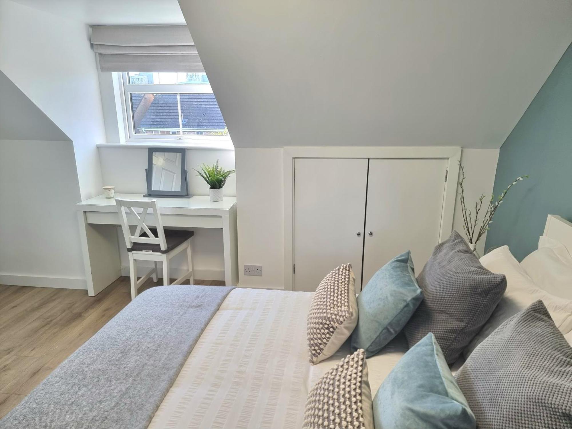 Spacious Town House - Centre, Free Parking, Sleeps 6, High-speed Wifi, En-suite, Great Location, A45, A46, Jlr, Nec, Airport, Warwick & Stratford Upon Avon - Fernwood - Your Away From Home!