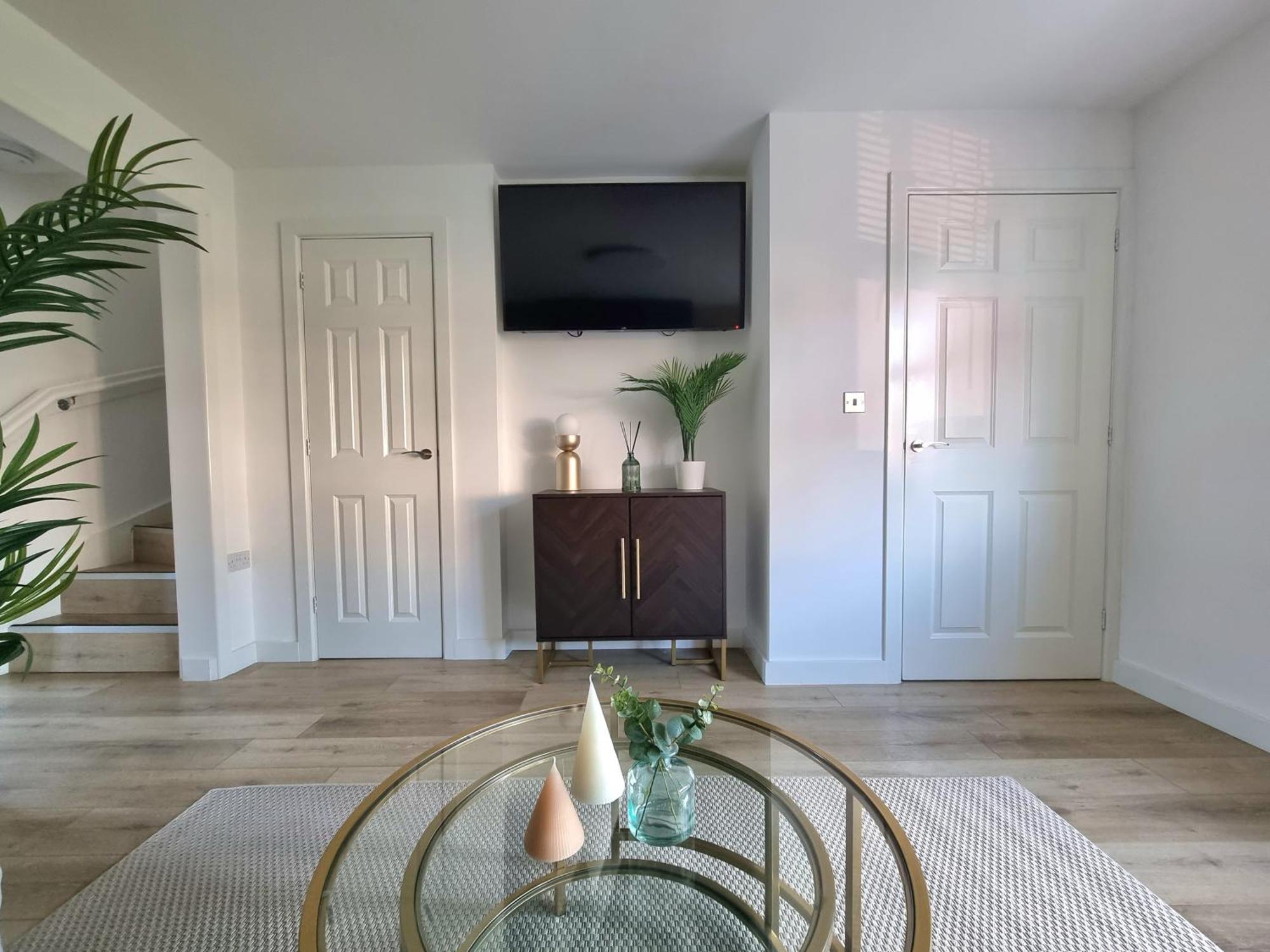 Spacious Town House - Centre, Free Parking, Sleeps 6, High-speed Wifi, En-suite, Great Location, A45, A46, Jlr, Nec, Airport, Warwick & Stratford Upon Avon - Fernwood - Your Away From Home! Сasa de vacaciones