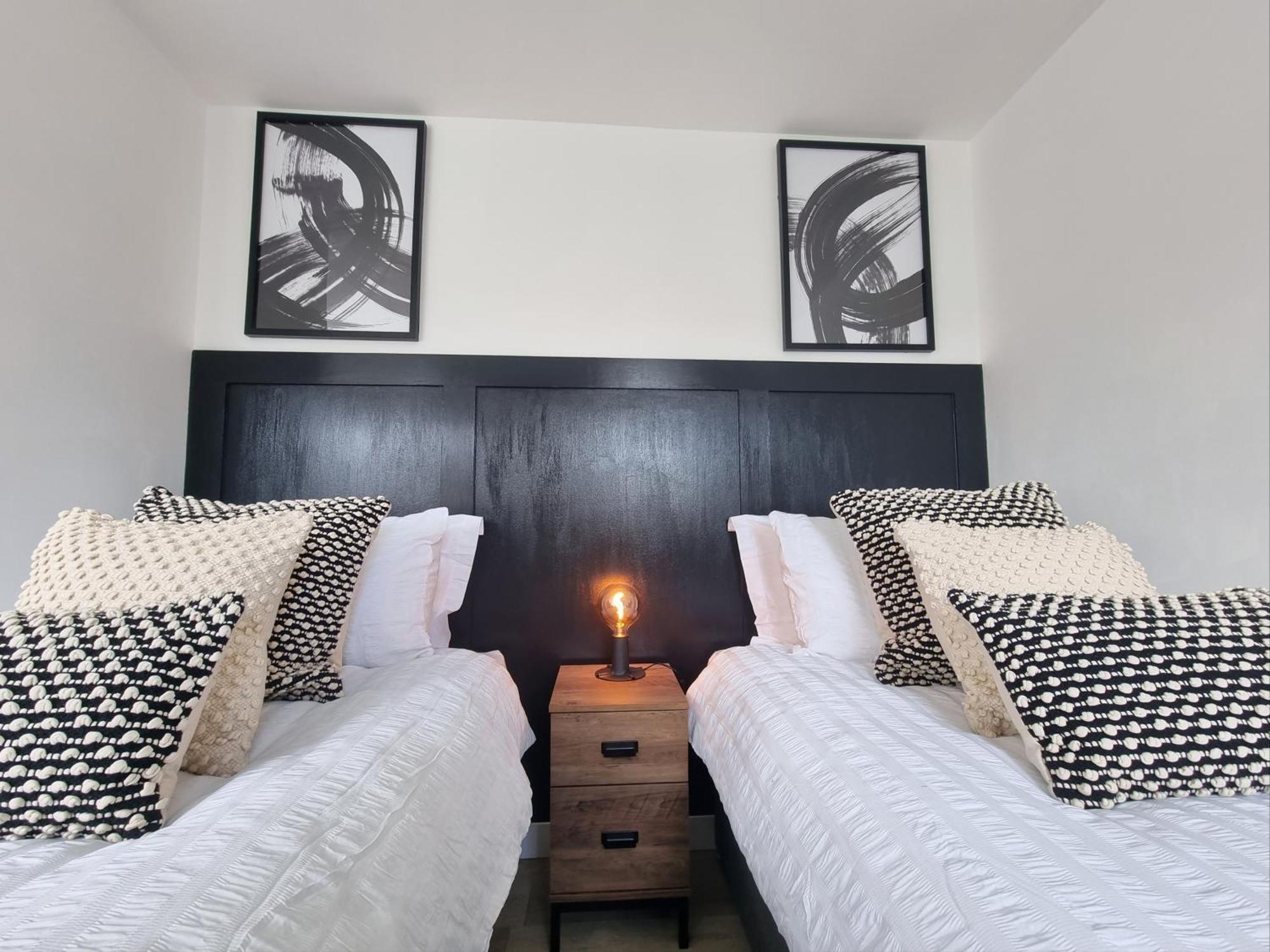 Spacious Town House - Centre, Free Parking, Sleeps 6, High-speed Wifi, En-suite, Great Location, A45, A46, Jlr, Nec, Airport, Warwick & Stratford Upon Avon - Fernwood - Your Away From Home! Coventry