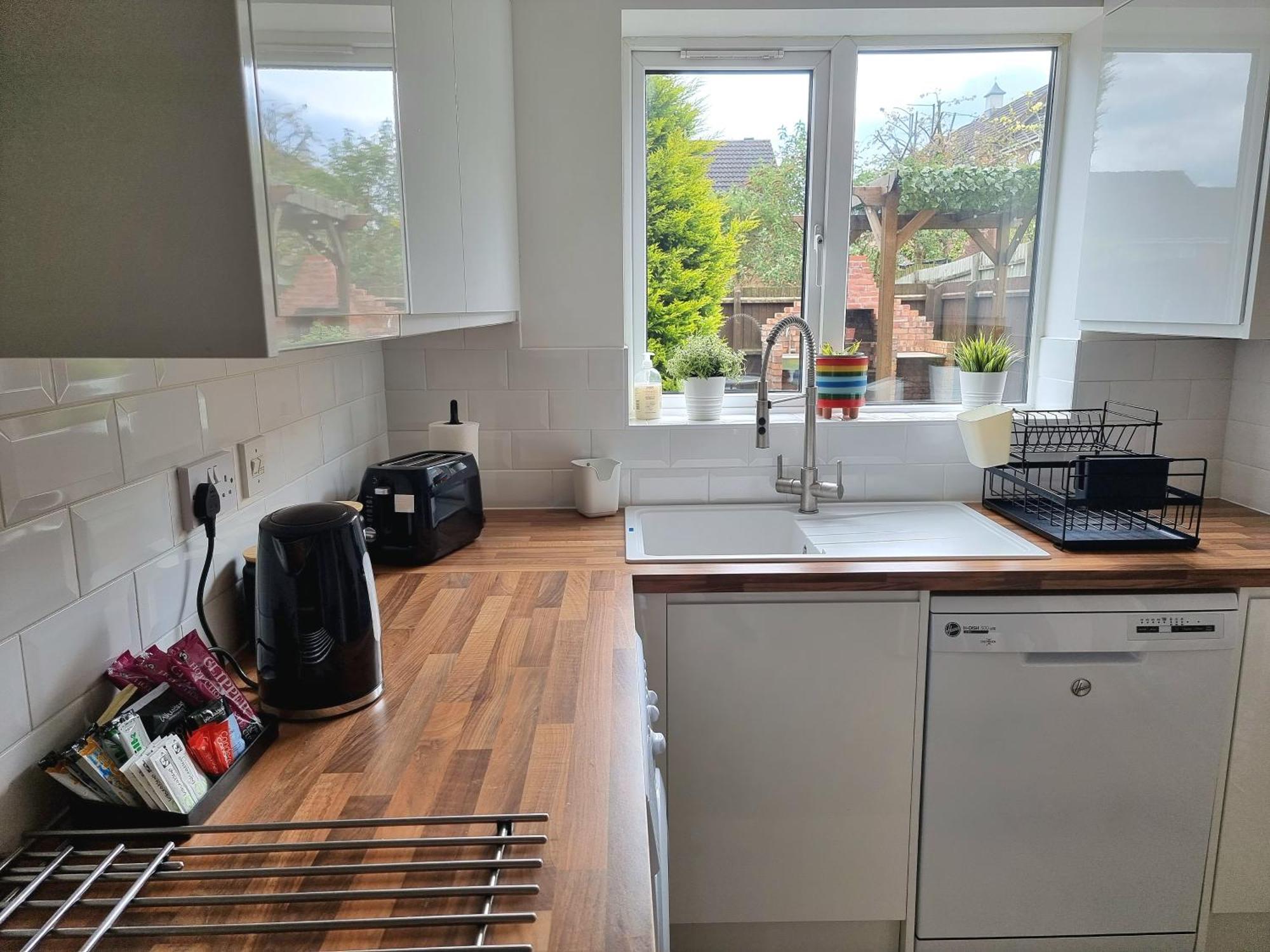 Spacious Town House - Centre, Free Parking, Sleeps 6, High-speed Wifi, En-suite, Great Location, A45, A46, Jlr, Nec, Airport, Warwick & Stratford Upon Avon - Fernwood - Your Away From Home! Coventry