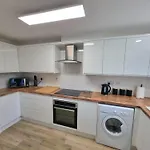 Spacious Town House - Coventry City Centre, Free Parking, Sleeps 6, High-Speed Wifi, En-Suite, Great Location, A45, A46, Jlr, Nec, Airport, Warwick & Stratford Upon Avon - Fernwood Stays - Your Home Away From Home!