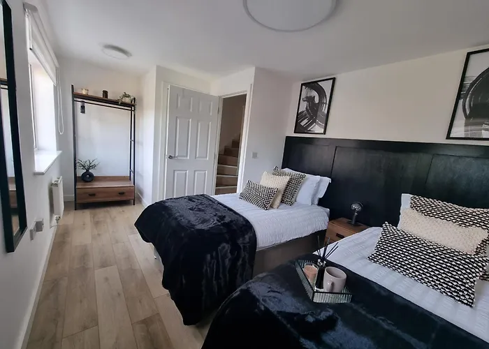 Spacious Town House - Coventry City Centre, Free Parking, Sleeps 6, High-Speed Wifi, En-Suite, Great Location, A45, A46, Jlr, Nec, Airport, Warwick & Stratford Upon Avon - Fernwood Stays - Your Home Away From Home!