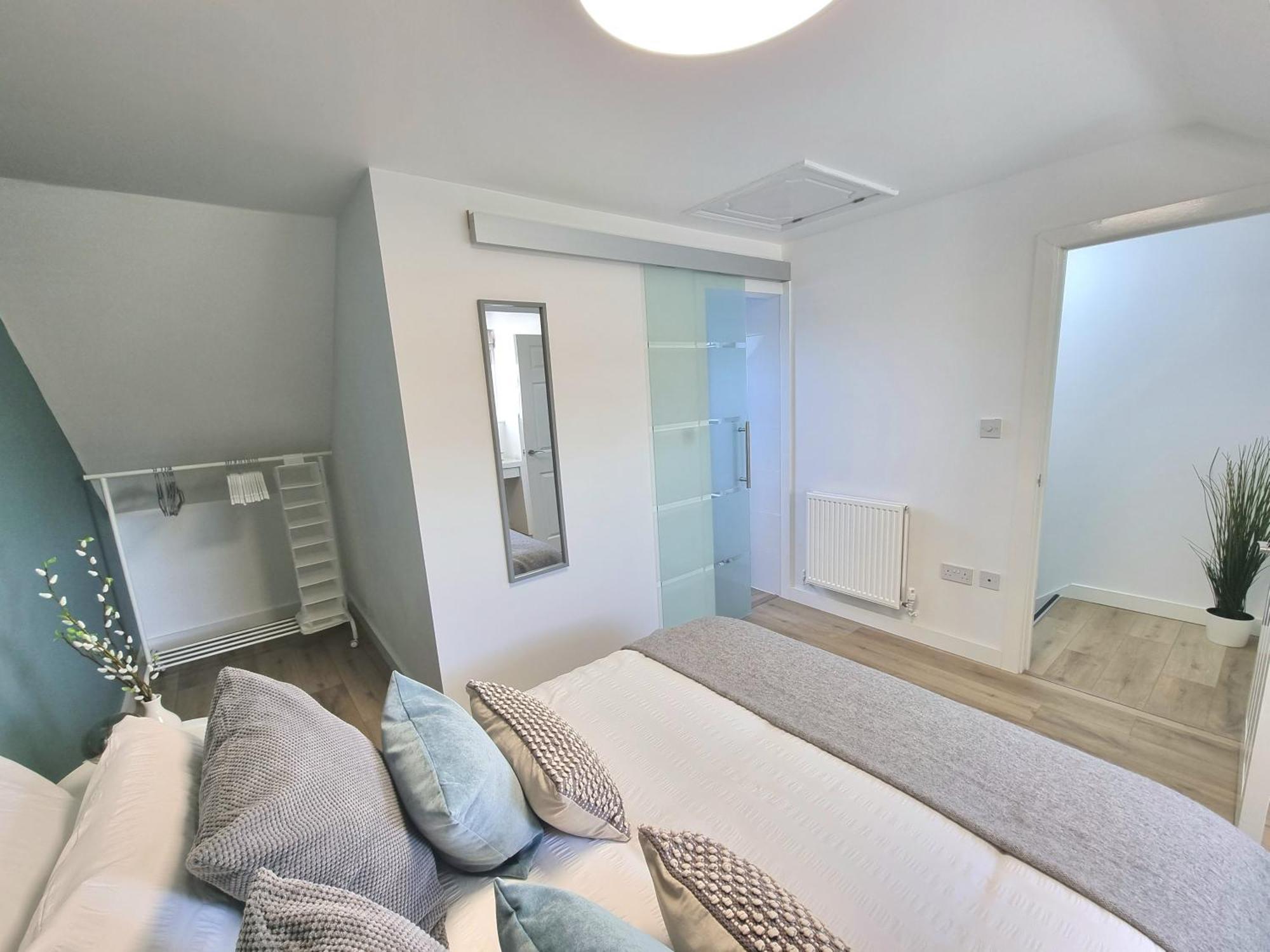 Spacious Town House - Centre, Free Parking, Sleeps 6, High-speed Wifi, En-suite, Great Location, A45, A46, Jlr, Nec, Airport, Warwick & Stratford Upon Avon - Fernwood - Your Away From Home! * Coventry