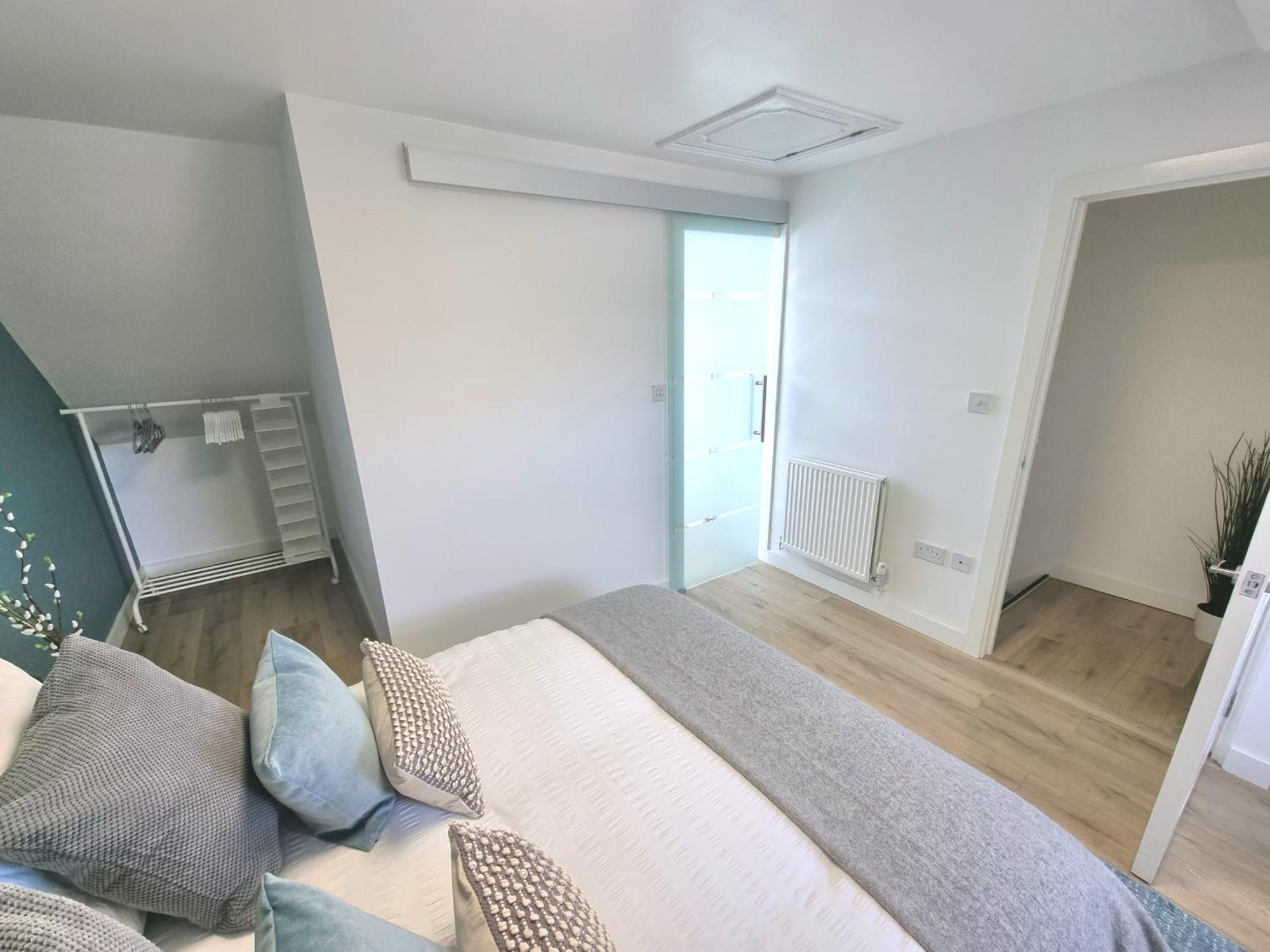 Spacious Town House - Centre, Free Parking, Sleeps 6, High-speed Wifi, En-suite, Great Location, A45, A46, Jlr, Nec, Airport, Warwick & Stratford Upon Avon - Fernwood - Your Away From Home! Holiday home Coventry