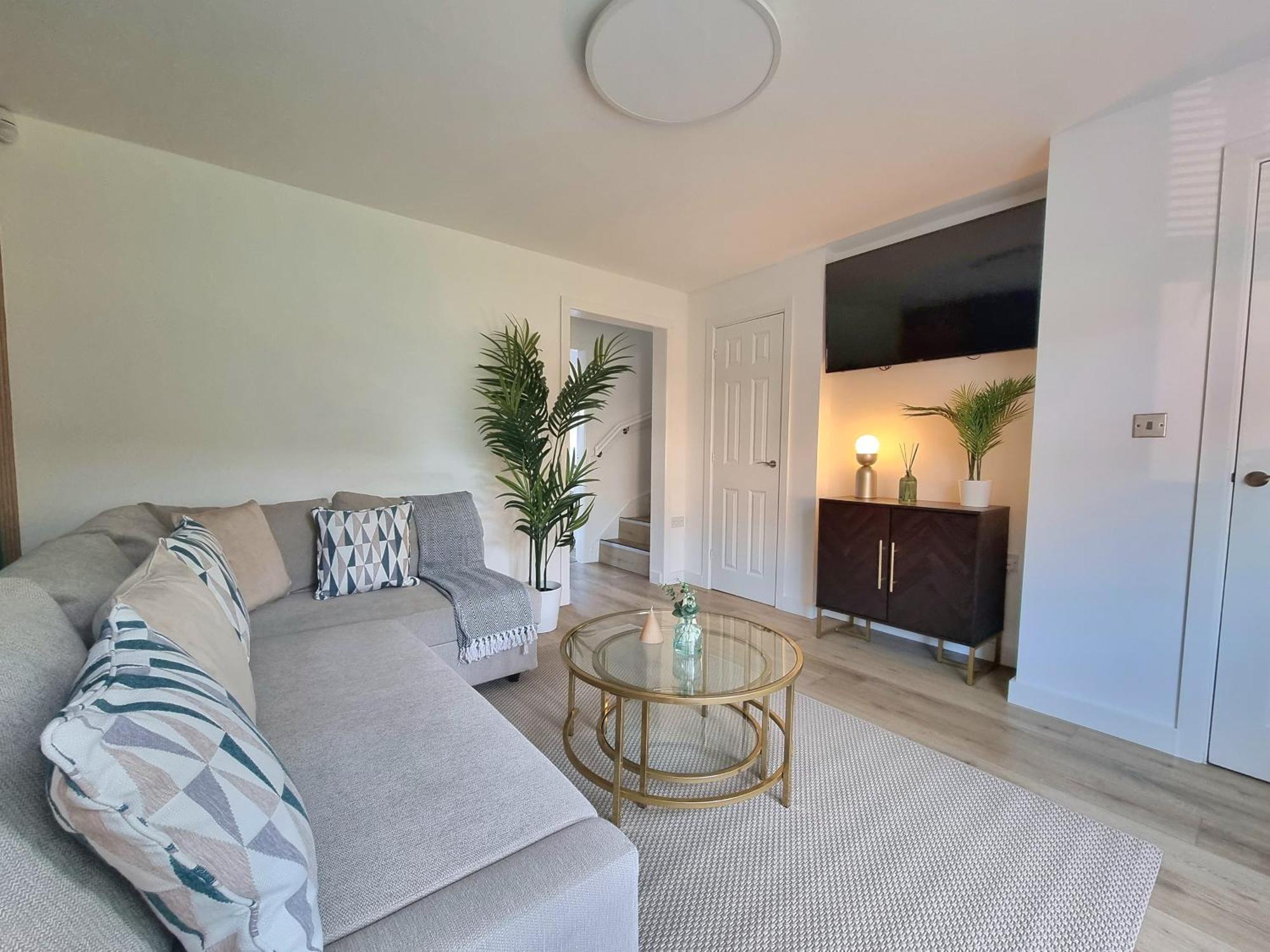 Spacious Town House - Centre, Free Parking, Sleeps 6, High-speed Wifi, En-suite, Great Location, A45, A46, Jlr, Nec, Airport, Warwick & Stratford Upon Avon - Fernwood - Your Away From Home! Coventry