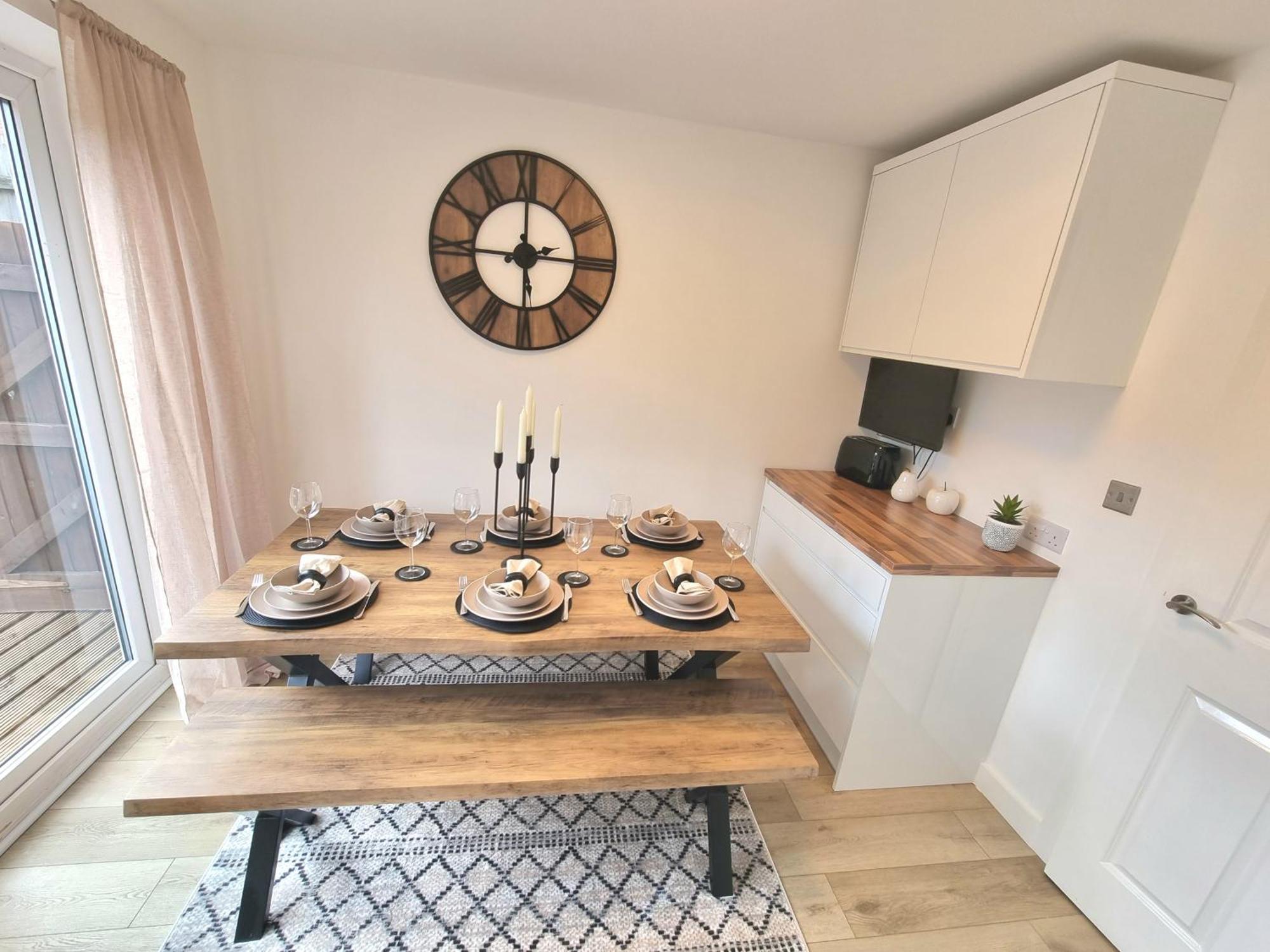 Spacious Town House - Centre, Free Parking, Sleeps 6, High-speed Wifi, En-suite, Great Location, A45, A46, Jlr, Nec, Airport, Warwick & Stratford Upon Avon - Fernwood - Your Away From Home! *