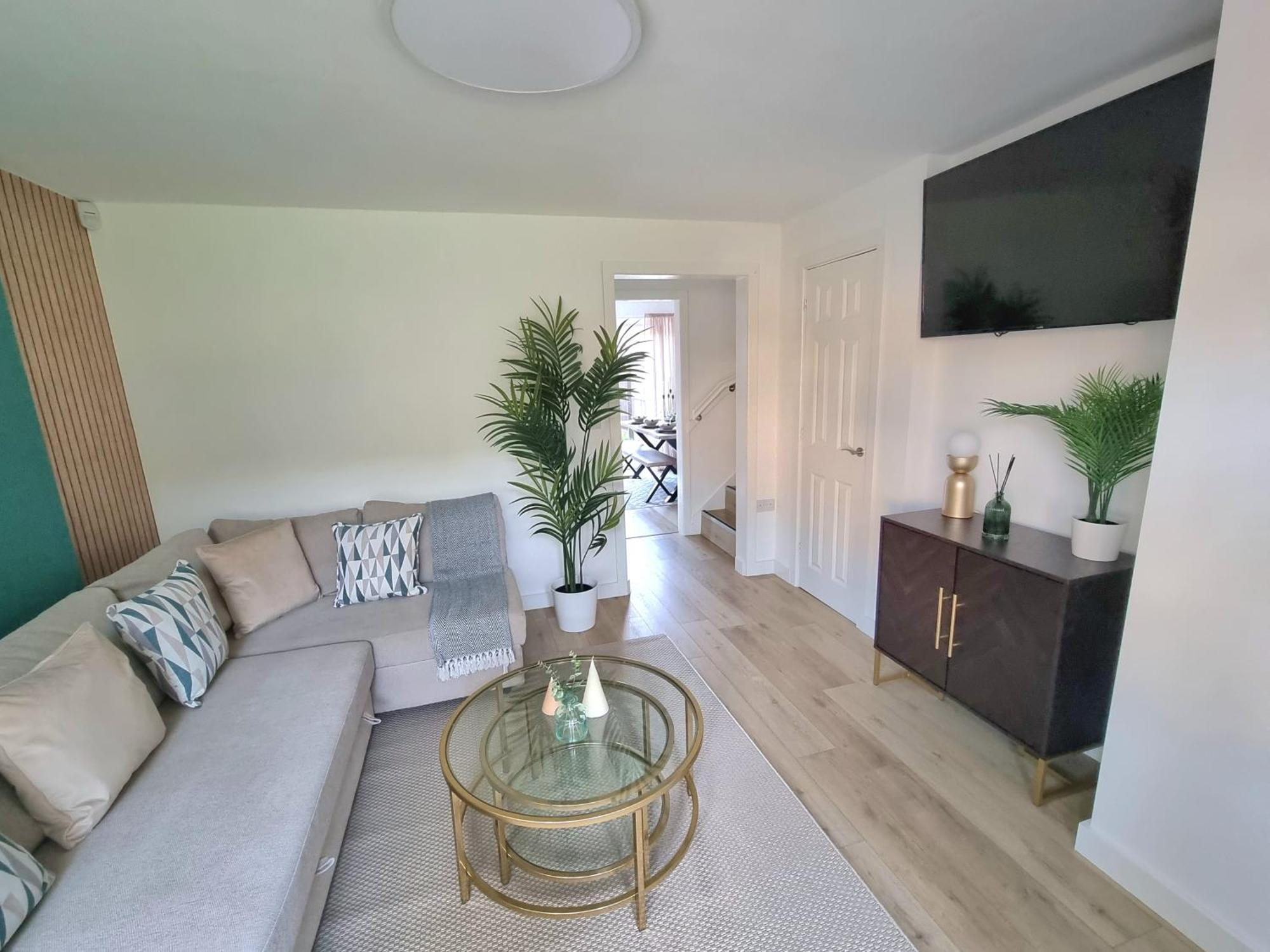Spacious Town House - Centre, Free Parking, Sleeps 6, High-speed Wifi, En-suite, Great Location, A45, A46, Jlr, Nec, Airport, Warwick & Stratford Upon Avon - Fernwood - Your Away From Home! * Coventry