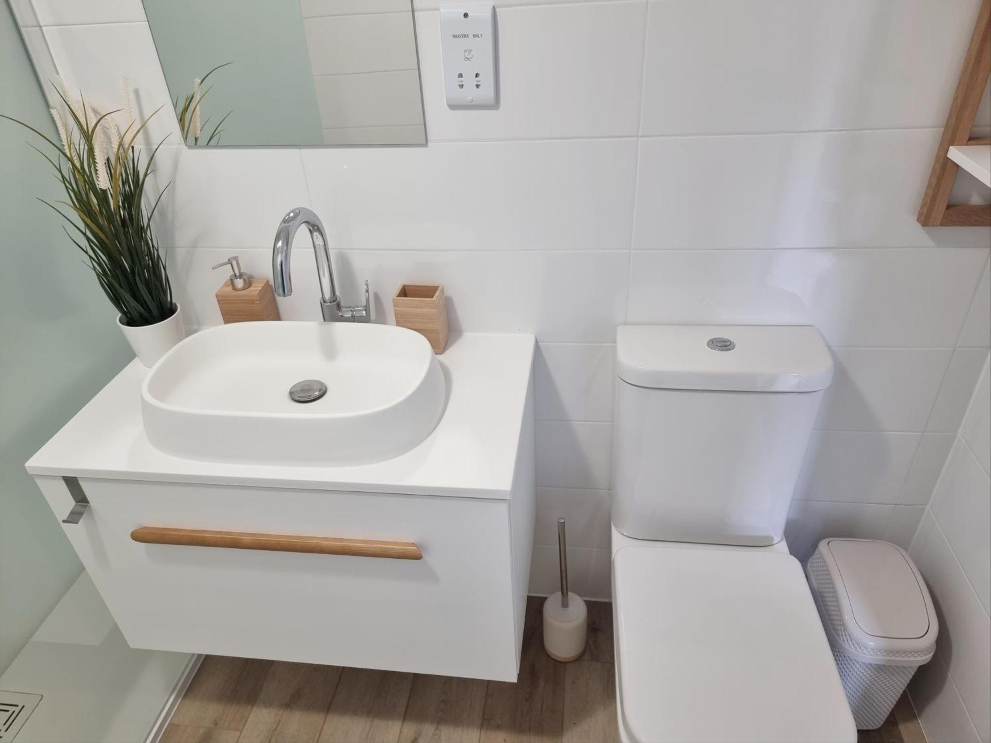 Spacious Town House - Centre, Free Parking, Sleeps 6, High-speed Wifi, En-suite, Great Location, A45, A46, Jlr, Nec, Airport, Warwick & Stratford Upon Avon - Fernwood - Your Away From Home! *