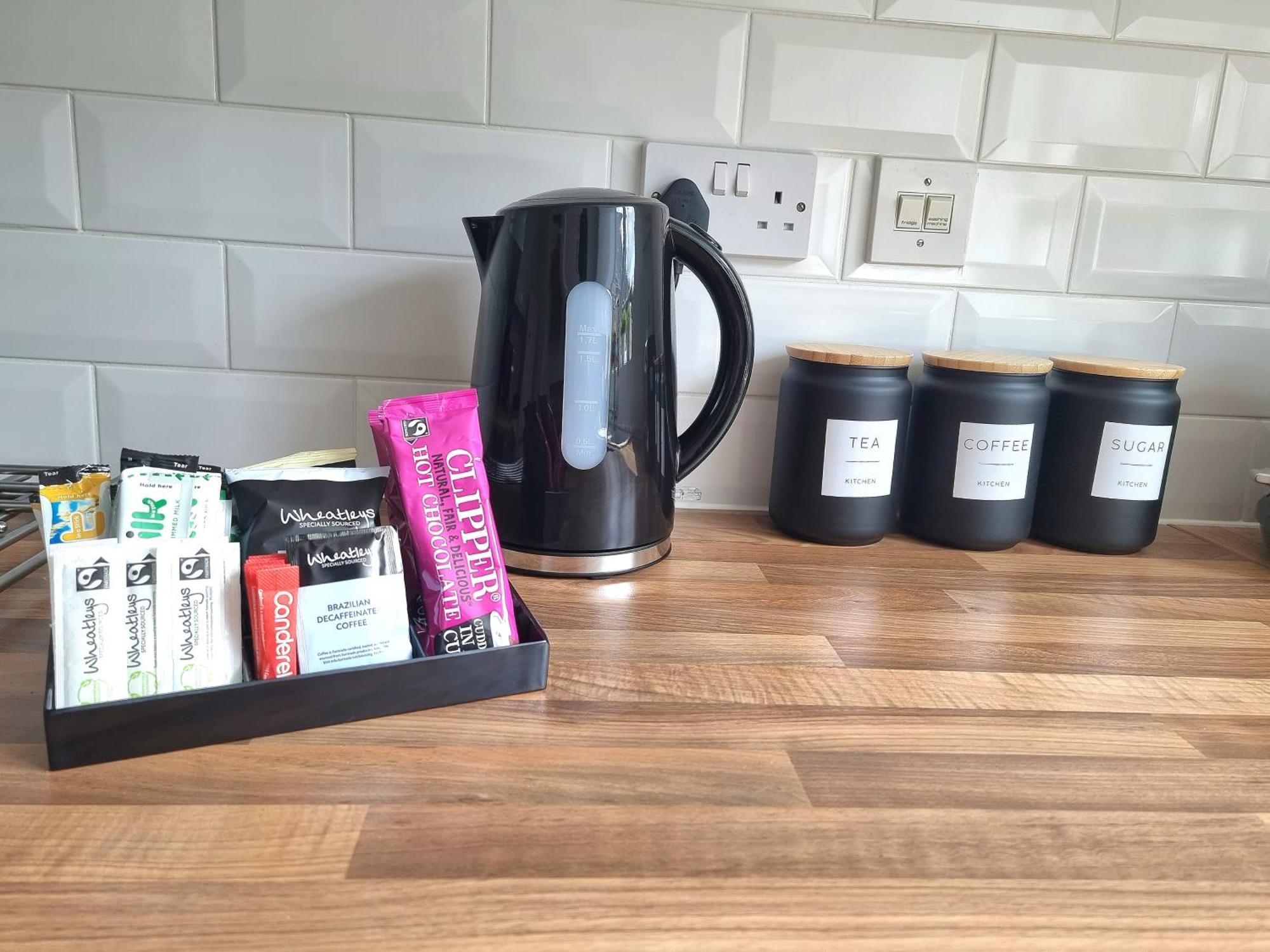 Spacious Town House - Centre, Free Parking, Sleeps 6, High-speed Wifi, En-suite, Great Location, A45, A46, Jlr, Nec, Airport, Warwick & Stratford Upon Avon - Fernwood - Your Away From Home! Holiday home *
